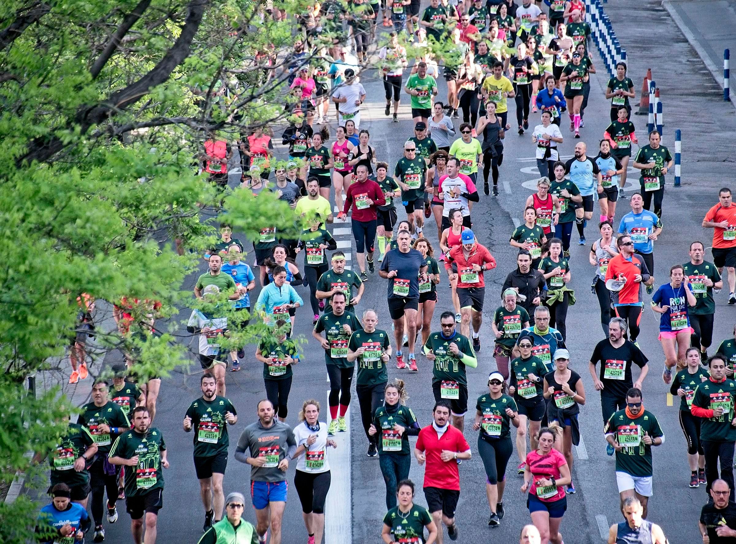 Overhead view of a dense crowd of runners on a closed road